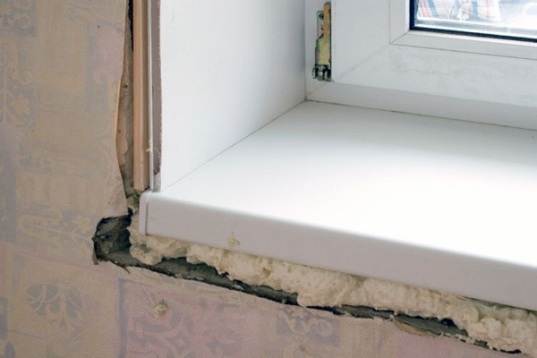 Дует между окном и подоконником: почему продувает и что делать