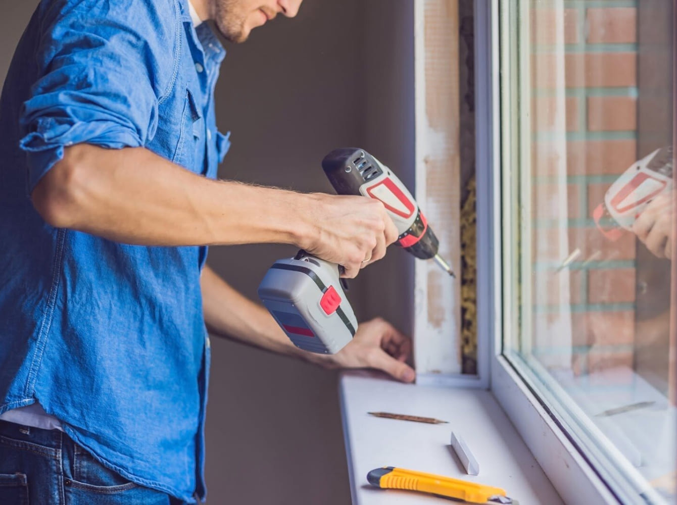 Дує між вікном і підвіконням: чому продуває та що робити