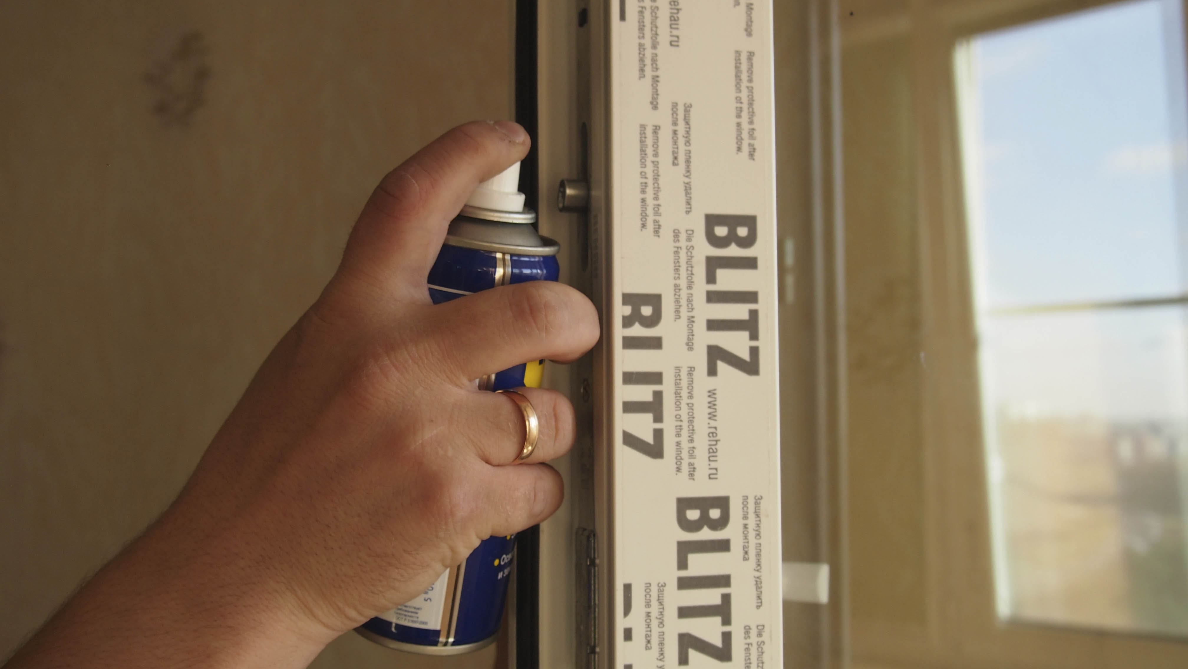 Як змащувати пластикові вікна