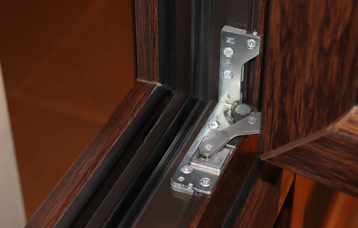 Види петель на пластикові двері