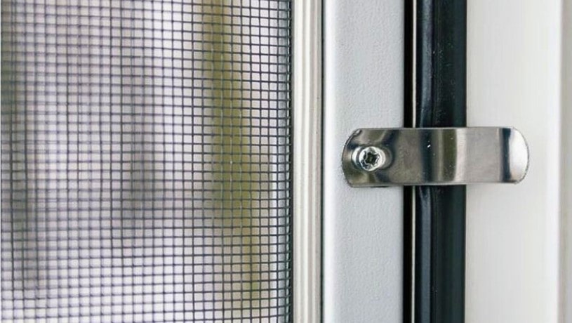 Как установить москитную сетку на балконе: советы и рекомендации