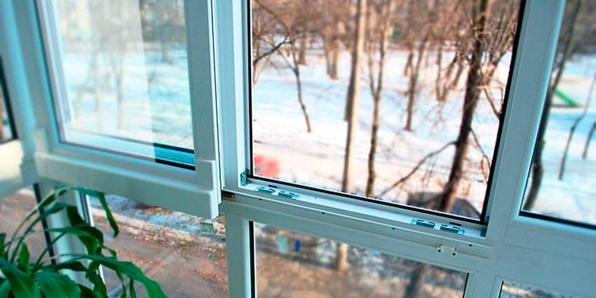 Металлопластиковые параллельно сдвижные окна для французского балкона