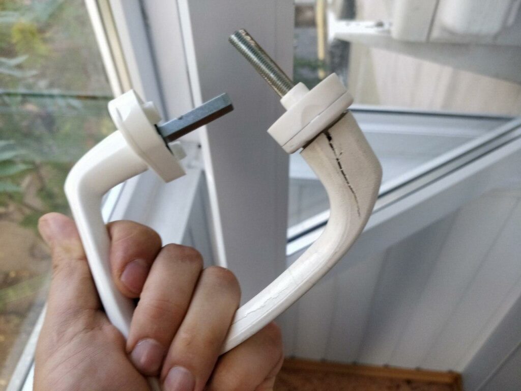 Чому прокручується ручка на пластиковому вікні