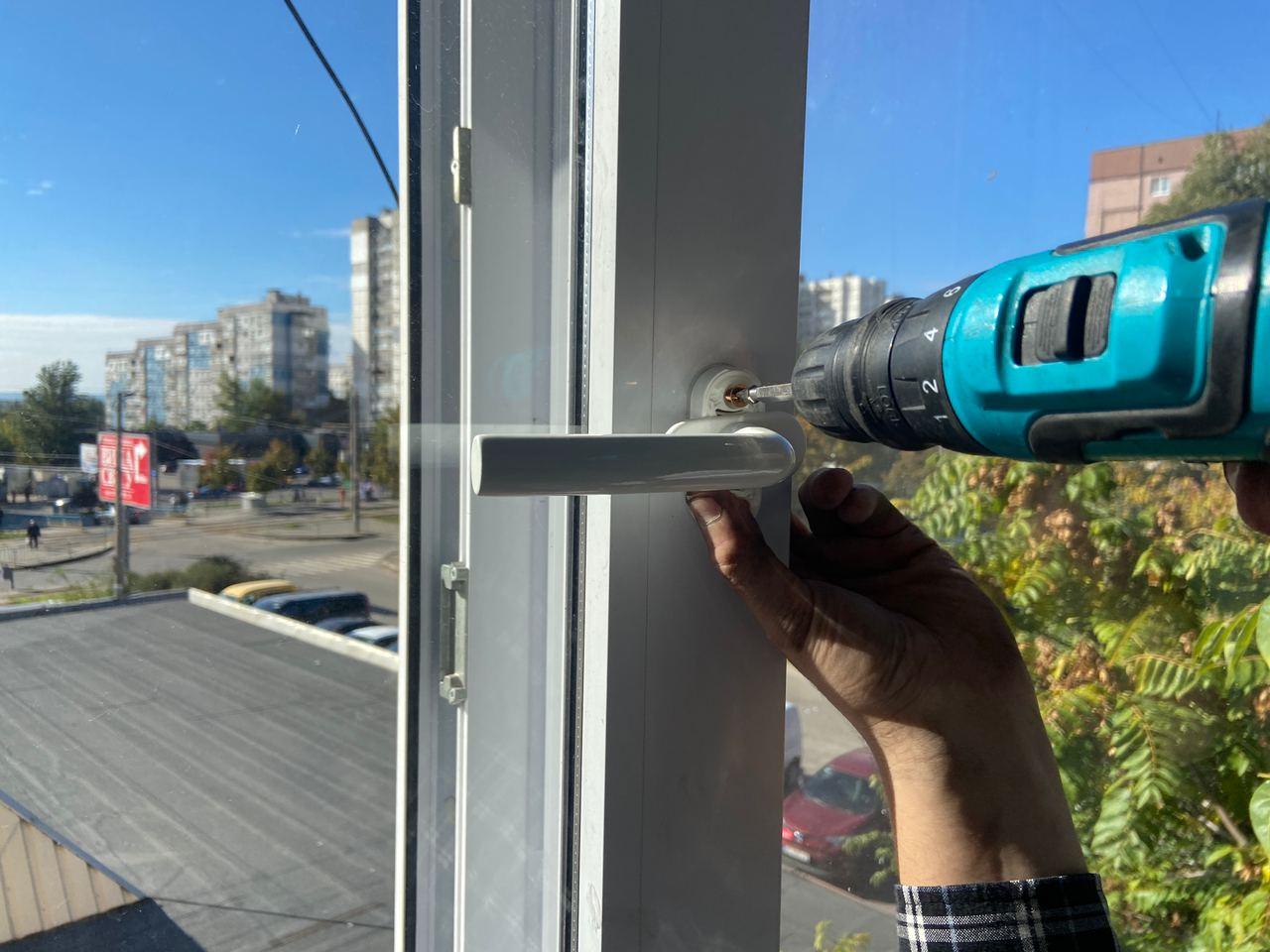 Чому прокручується ручка на пластиковому вікні