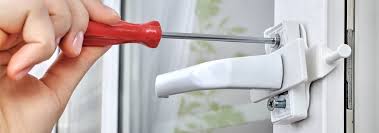 Ручка пластикового вікна не повертається вниз і вгору