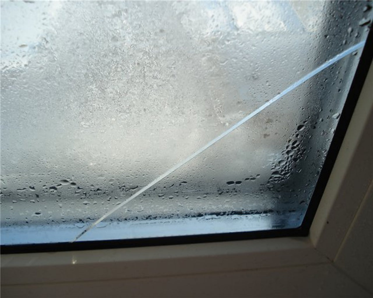 Термошок стеклопакета: что это такое и может ли лопнуть стекло от жары?